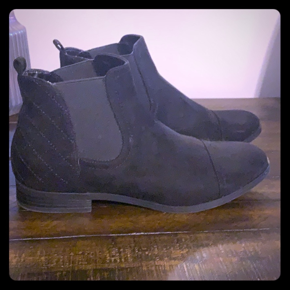 Super cute black suede booties